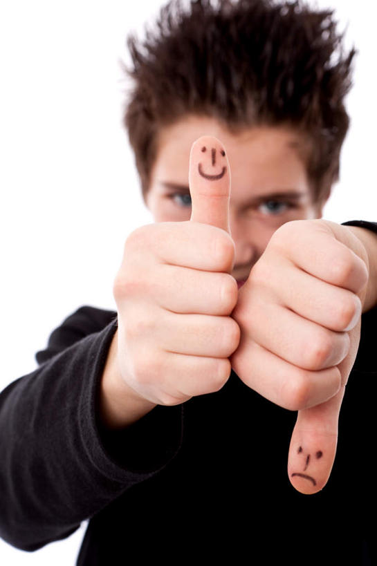 西方人,脸,头,脸颊,一个人,竖图,室内,特写,白天,白色背景,正面,智慧,欧洲,欧洲人,仅一个男性,仅一个人,突出,服装,朦胧,模糊,墙,棕色,休闲装,称赞,表扬,肩膀,墙壁,墙面,仅一个年轻男性,衣服,白色,黑色,手势,休闲,笑容,休闲服,竖,摄影,服饰,影棚,翘,高,笑脸,夸奖,优秀,鄙视,好,妙,顺利,出色,超群,杰出,卓越,奇妙,藐视,讽刺,蔑视,嘲笑,朝下,笑貌,聪明,男人,男性,年轻男性,白种人,大拇指,头部,脸部,脸蛋,面部,半身,彩图,影棚拍摄,拍摄,短发,向下