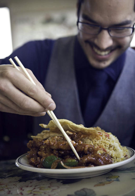 西方人,脸,头,脸颊,胡须,一个人,商务人士,商务男性,坐,笑,微笑,露齿笑,竖图,室内,特写,白天,正面,衬衫,午餐,筷子,餐具,欧洲,欧洲人,仅一个男性,仅一个人,一副,握,阴影,套装,服装,朦胧,模糊,光线,眼镜,影子,食品,午饭,注视,休闲装,文化,传统,肩膀,食物,仅一个年轻男性,衣服,低头,观察,看,休闲,休闲服,握着,服饰,观看,礼节,察看,关注,礼仪,商务装,近视眼镜,工薪阶层,男人,男性,年轻男性,白种人,头部,胡子,小胡子,脸部,脸蛋,面部,白领,上班族,进餐用具,坐着,半身,彩图,衬衣