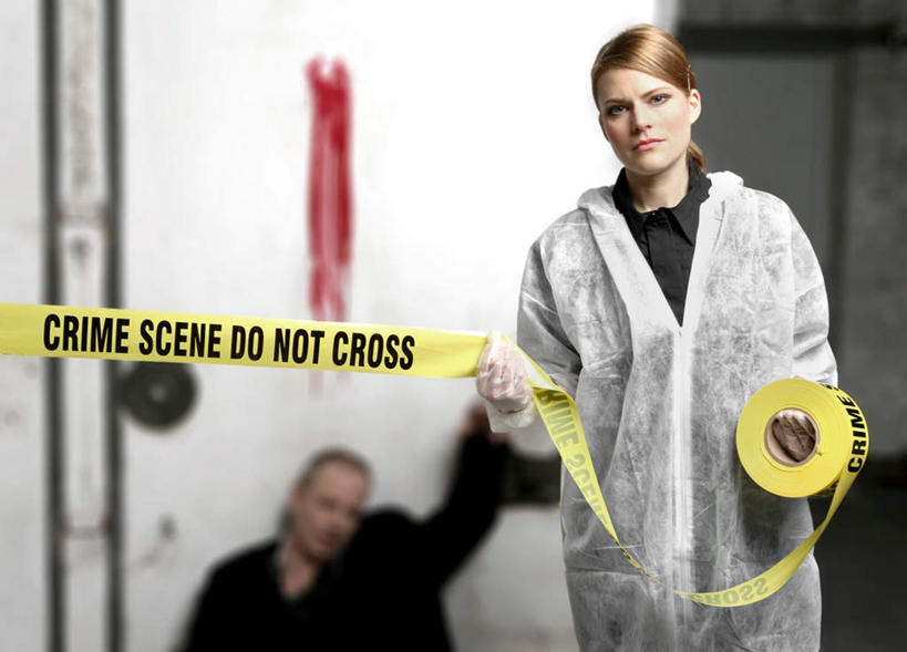 西方人,两个人,警察,警卫,站,横图,室内,白天,正面,欧洲,欧洲人,握,朦胧,模糊,英文,标志,文字,字符,字母,现场,注视,标识,黄色,黑色,观察,看,站着,握着,观看,英文字母,死亡,犯罪,察看,犯法,犯人,关注,囚犯,警戒线,殒命,灭亡,监犯,囚徒,罪人,男人,男性,女人,女性,中年男性,中年女性,白种人,保安,警卫员,看守,卫兵,站立,半身,彩图