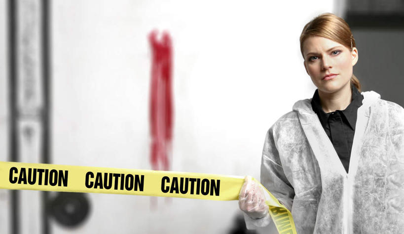 西方人,脸,头,脸颊,一个人,警察,警卫,站,横图,室内,特写,白天,正面,欧洲,欧洲人,仅一个年轻女性,仅一个女性,仅一个人,握,朦胧,模糊,英文,标志,文字,字符,字母,现场,注视,标识,肩膀,黄色,黑色,观察,看,站着,握着,观看,英文字母,犯罪,察看,犯法,关注,警戒线,年轻女性,女人,女性,白种人,头部,脸部,脸蛋,面部,保安,警卫员,看守,卫兵,站立,半身,彩图