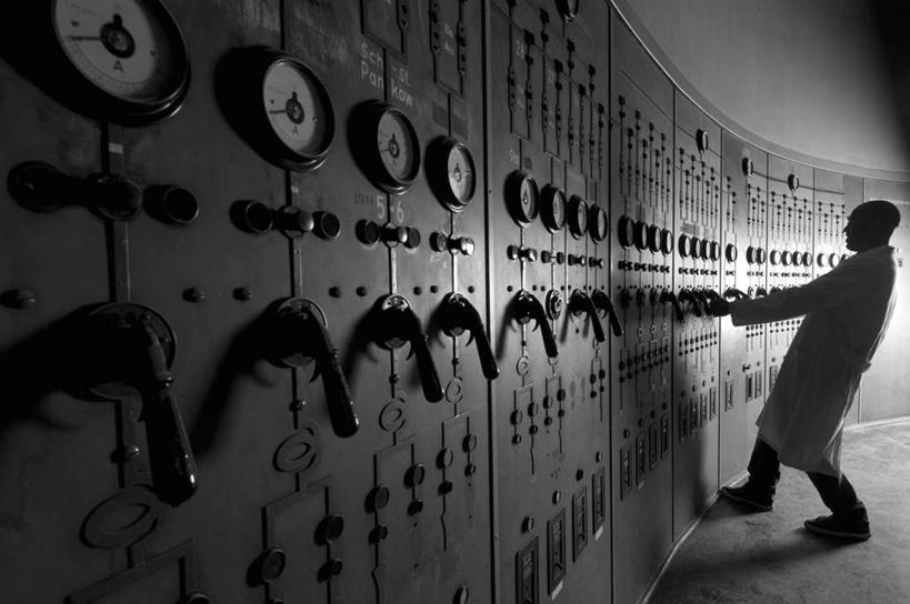 西方人,一个人,科学家,工厂,站,横图,黑白,室内,白天,侧面,欧洲,欧洲人,仅一个男性,仅一个人,一排,许多,握,整齐,标志,数字,文字,字符,实验室,研究室,指针,注视,标识,排列,观察,看,站着,仅一个老年男性,握着,阿拉伯数字,观看,工场,察看,队列,关注,仪表盘,试验室,科学研究者,老年男性,男人,男性,白种人,科学工作者,站立,全身