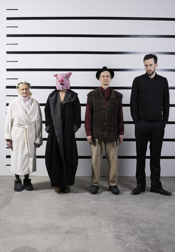 西方人,四个人,站,竖图,室内,白天,正面,游戏,猪,帽子,玩具,欧洲,欧洲人,一排,整齐,面具,玩,礼帽,娱乐,排列,一个,一只,粉色,黑色,动物,站着,休闲,家畜,益智,牲畜,单个,活动,犯罪,尺度,犯法,顺序,犯人,队列,发泄,消遣,智力,程序,标准,囚犯,双手抄兜,双手放兜,宣泄,一顶,监犯,囚徒,罪人,次序,递次,依次,男人,男性,年轻男性,年轻女性,女人,女性,白种人,插兜,两手抄兜,两手放兜,手插兜,手放口袋,玩耍,嬉戏,站立,彩图,全身,手抄兜