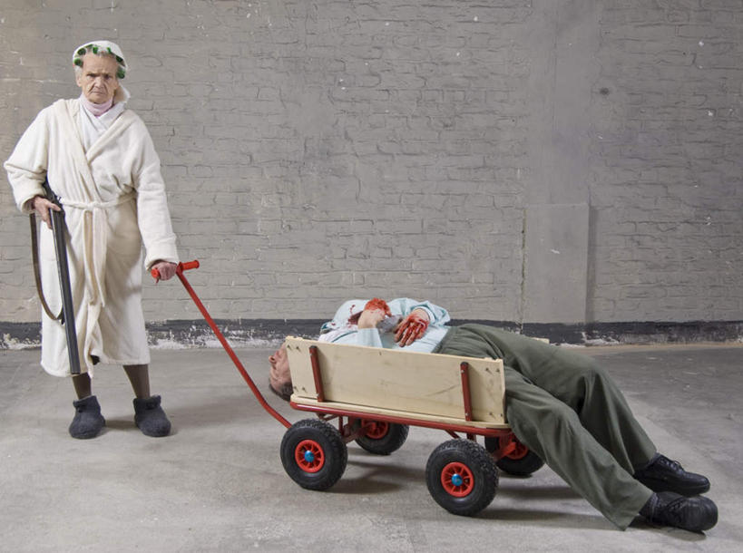 西方人,两个人,站,躺,拉,横图,室内,白天,正面,浴袍,汽车,欧洲,欧洲人,一辆,浴帽,塑料,墙,墙壁,墙面,车,白色,塑料制品,交通工具,轿车,站着,死亡,犯人,载具,囚犯,一顶,殒命,灭亡,监犯,囚徒,罪人,卧着,老年男性,老年女性,男人,男性,女人,女性,白种人,躺着,卧,站立,彩图,全身,汤帷子,浴衣