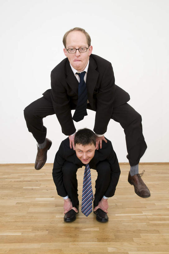 西方人,两个人,同事,商务人士,商务男性,蹲,竖图,室内,白天,白色背景,正面,衬衫,锻炼,游戏,成功,运动,合作,团队,集体,信心,地板,欧洲,欧洲人,套装,墙,领带,地面,半空,玩,娱乐,队伍,木地板,墙壁,墙面,休闲,跳山羊,摄影,影棚,活动,领导,成就,发泄,消遣,智力,商务装,合伙,领袖,工薪阶层,跳马,宣泄,跳背,体育,男人,男性,年轻男性,白种人,年轻人,白领,上班族,蹲着,玩耍,嬉戏,彩图,全身,影棚拍摄,衬衣,健身,拍摄