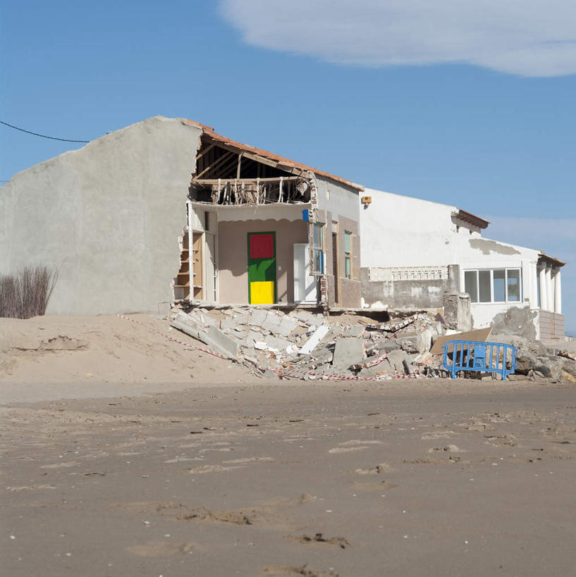 无人,家,竖图,室外,白天,正面,度假,美景,城市风光,城市,房屋,屋子,景观,云,云朵,云彩,娱乐,楼房,住宅,蓝色,白云,蓝天,天空,天,享受,休闲,景色,放松,晴朗,倒塌,倾圮,坍毁,晴空,彩图,房子