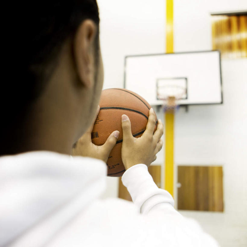 西方人,一个人,运动员,站,方图,室内,白天,篮球,欧洲,欧洲人,仅一个年轻女性,仅一个女性,仅一个人,握,阴影,服装,反射,篮筐,影子,篮球装备,篮板,拿,拿着,注视,休闲装,运动器械,一个,背面,衣服,观察,看,站着,休闲,休闲服,健身器械,握着,服饰,单个,观看,察看,关注,健身器材,篮球运动,年轻女性,女人,女性,白种人,体育运动员,运动选手,站立,半身,彩图,运动器材