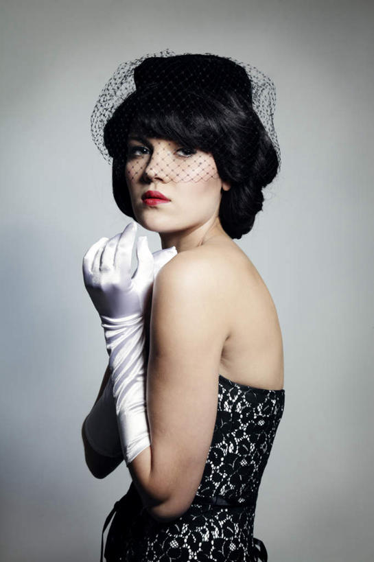 西方人,一个人,站,竖图,室内,白天,侧面,欧洲,欧洲人,仅一个年轻女性,仅一个女性,仅一个人,阴影,灰色背景,服装,装饰,反射,头巾,影子,注视,休闲装,衣服,手套,观察,看,站着,休闲,温暖,休闲服,抱胸,摄影,服饰,影棚,观看,保暖,华丽,点缀,察看,御寒,关注,衬托,美观,雅致,雅观,年轻女性,女人,女性,白种人,站立,半身,彩图,影棚拍摄,拍摄