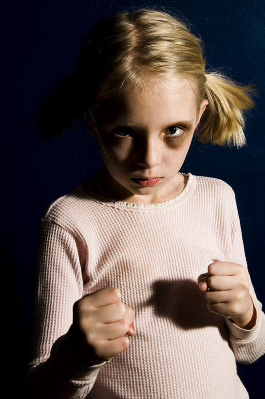 西方人,儿童,脸,头,脸颊,头发,一个人,站,竖图,室内,白天,正面,失败,纯洁,欧洲,欧洲人,仅一个女性,仅一个人,阴影,服装,沮丧,反射,影子,注视,休闲装,小孩,衣服,观察,看,握拳,站着,仅一个小孩,休闲,难受,辫子,休闲服,金色,可爱,童年,童趣,无奈,搭,服饰,观看,失望,悲伤,察看,伤心,难过,搭着,关注,失落,受伤,童真,烂漫,无邪,颓废,挫败,受挫,落败,落空,错过,失足,失意,失策,失算,颓丧,衰颓,悲哀,懊丧,颓靡,气馁,丧气,败北,挫折,失利,天真,女孩,女人,女性,白种人,孩子,头部,脸部,脸蛋,面部,站立,半身,彩图,淤青,女生