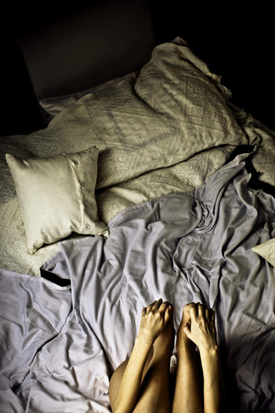 西方人,一个人,竖图,俯视,室内,特写,白天,床,靠垫,欧洲,欧洲人,仅一个年轻女性,仅一个女性,仅一个人,握,双人床,床单,靠枕,凌乱,拿,拿着,光脚,被子,抱枕,枕头,赤脚,抓,握着,混乱,抓着,被单,纷乱,缭乱,庞杂,年轻女性,女人,女性,白种人,半身,彩图,高角度拍摄