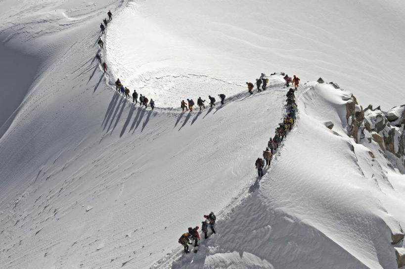 西方人,攀登,横图,俯视,航拍,室外,白天,旅游,度假,美景,山,山脉,雪,大雪,法国,欧洲,阿尔卑斯山,欧洲人,覆盖,曲折,弯曲,积雪,景观,山峰,雪景,冬季,冬天,山峦,许多人,娱乐,自然,群山,一群人,享受,休闲,景色,放松,寒冷,蜿蜒,鸟瞰,自然风光,遮盖,勃朗峰,法兰西共和国,法兰西第五共和国,严寒,笼罩,霞慕尼,笼盖,冒险,白种人,攀爬,彩图,高角度拍摄,全身,攀缘