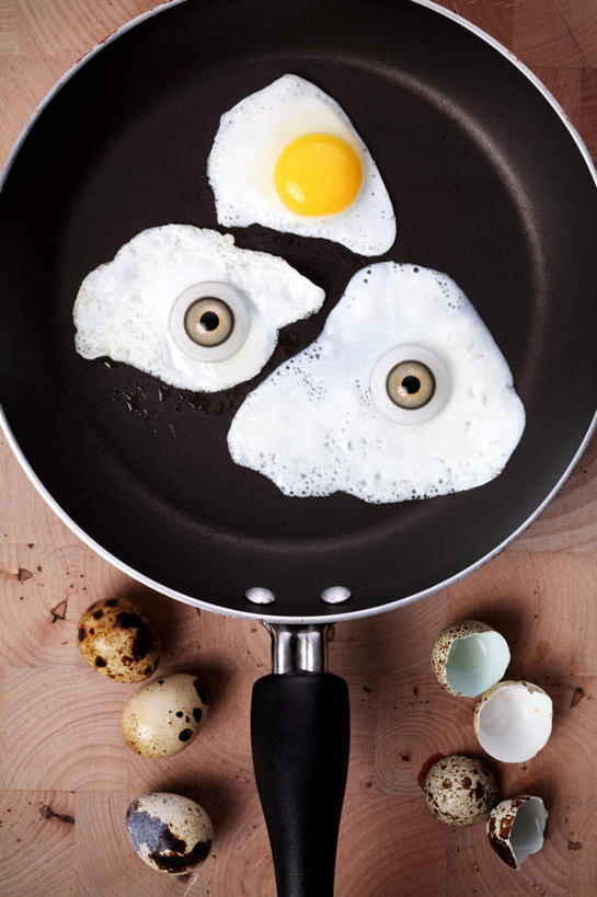 无人,竖图,俯视,室内,白天,烹饪,厨具,金属制品,金属,锅子,蛋,鸡蛋,煎蛋,锅,一只,两只,锅具,眼球,烹饪用具,草鸡蛋,卵,烹调用具,烹调,彩图,高角度拍摄,眼角膜