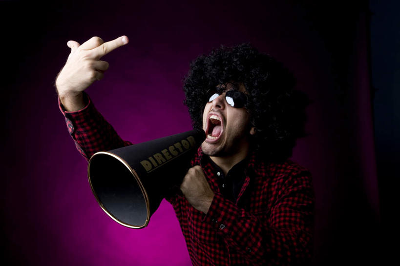 西方人,中指,一个人,站,横图,室内,白天,正面,欧洲,欧洲人,仅一个男性,仅一个人,一副,握,指,黑色背景,生气,眼镜,拿,拿着,方向,喇叭,仅一个年轻男性,一个,话筒,手势,站着,向上,竖,喊,握着,愤怒,摄影,影棚,单个,翘,指向,鄙视,发怒,扩音器,传声筒,挑衅,情绪,脾气,近视眼镜,忿怒,怨恨,强烈,藐视,讽刺,蔑视,嘲笑,人身攻击,激动,男人,男性,年轻男性,白种人,站立,半身,彩图,影棚拍摄,拍摄