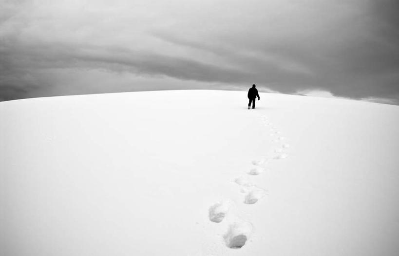 西方人,一个人,走,横图,全景,室外,白天,旅游,度假,美景,天际线,雪,大雪,欧洲,欧洲人,仅一个男性,仅一个人,覆盖,积雪,景观,雪景,冬季,冬天,娱乐,仅一个年轻男性,背面,天空,自然,天,享受,休闲,景色,放松,寒冷,昏暗,自然风光,遮盖,严寒,笼罩,笼盖,灰暗,晦暗,男人,男性,年轻男性,白种人,步行,散步,走路,彩图,全身