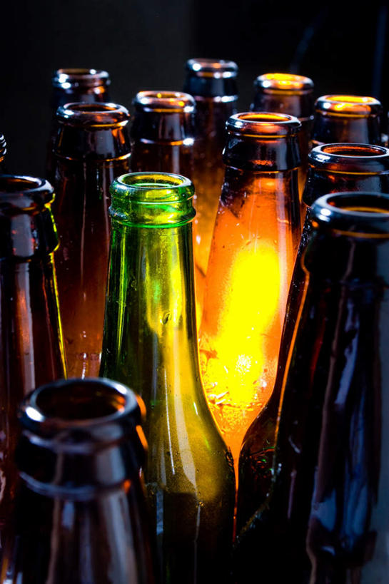 无人,竖图,室内,特写,白天,正面,一排,许多,整齐,很多,玻璃制品,酒瓶,排列,黄色,绿色,玻璃瓶,瓶子,瓶塞,队列,彩图