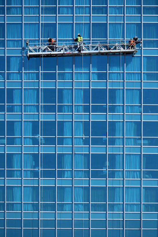 西方人,三个人,高楼大厦,站,竖图,室外,白天,正面,度假,美景,城市风光,城市,大厦,建筑,摩天大楼,玻璃,欧洲,欧洲人,景观,娱乐,建设,玻璃制品,工人,站着,享受,休闲,景色,放松,擦洗,打扫,清扫,扫除,男人,男性,中年男性,白种人,站立,彩图,全身,大楼,高层建筑,高楼,摩天楼