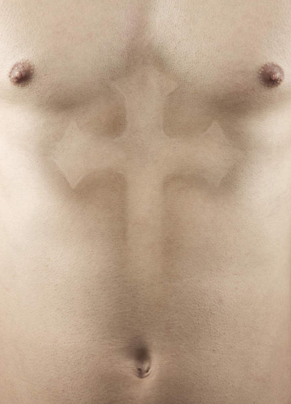 西方人,肚脐,乳头,一个人,竖图,室内,特写,白天,正面,欧洲,欧洲人,仅一个男性,仅一个人,阴影,节日,反射,标志,十字架,文字,影子,字符,字母,文化,标识,裸露,仅一个年轻男性,祈祷,健康,许愿,宗教,信仰,赤裸,纪念,皮肤,祈求,裸,腹肌,平安,男人,男性,年轻男性,白种人,半身,彩图