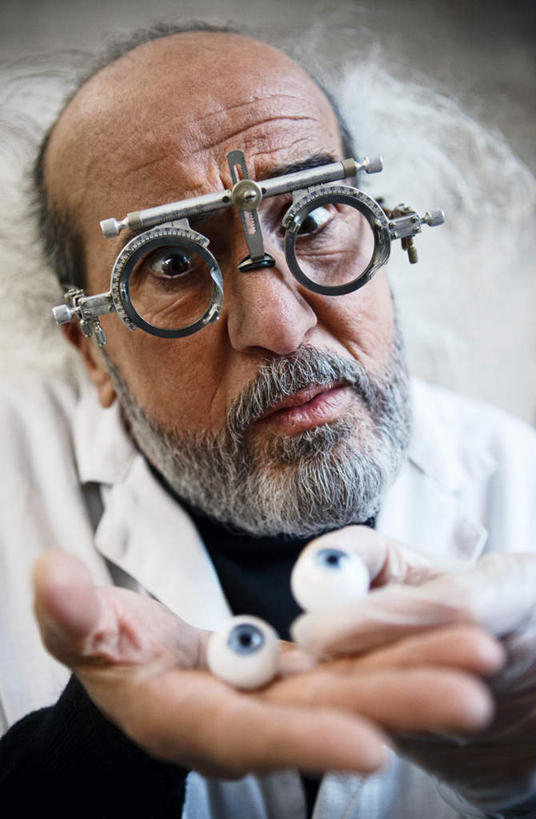 西方人,脸,头,眼睛,鼻子,嘴,耳朵,脸颊,眉毛,睫毛,手,胡须,一个人,站,举,竖图,俯视,室内,特写,白天,欧洲,欧洲人,瞳孔,仅一个男性,仅一个人,握,阴影,朦胧,模糊,反射,眼镜,影子,拿,拿着,注视,模型,观察,看,托,站着,仅一个老年男性,手部,握着,眼部,观看,老花镜,察看,白大褂,眼珠,关注,远视眼镜,老年男性,男人,男性,白种人,头部,胡子,络腮胡,鼻,鼻孔,耳,耳部,睫,口,口腔,脸部,脸蛋,眉,面部,眼,眼睫毛,眼眉,嘴巴,嘴唇,举起,举手,举着,向上举,向上伸,向上托,站立,半身,彩图,高角度拍摄,眼眉毛