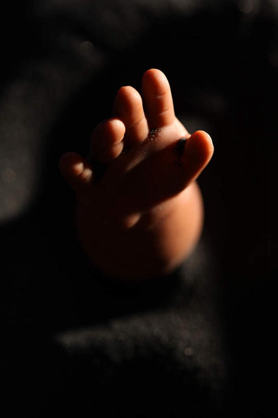 西方人,婴儿,儿童,手,举,竖图,室内,特写,白天,正面,纯洁,欧洲,欧洲人,阴影,反射,影子,小孩,托,手部,手指,可爱,活泼,求救,死亡,宝宝,纯真,烂漫,无邪,殒命,灭亡,伶俐,天真,白种人,孩子,举起,举手,举着,向上举,向上伸,向上托,半身,彩图