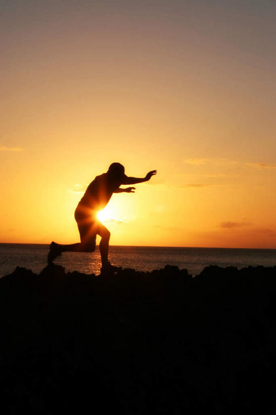 西方人,一个人,竖图,室外,白天,侧面,海浪,海洋,石头,日落,夏威夷,欧洲,美国,欧洲人,仅一个男性,仅一个人,阴影,光线,石子,影子,浪花,晚霞,霞光,云,云朵,落日,背光,云彩,仅一个年轻男性,蓝色,白云,蓝天,天空,阳光,海水,黄昏,天,彩霞,晴朗,北美,北美洲,美洲,逆光,海景,夏威夷州,爱洛哈之州,北亚美利加洲,亚美利加洲,夕照,男人,男性,年轻男性,白种人,大海,风浪,海,海水的波动,近岸浪,石块,涌浪,晴空,夕阳,半身,彩图,斜阳