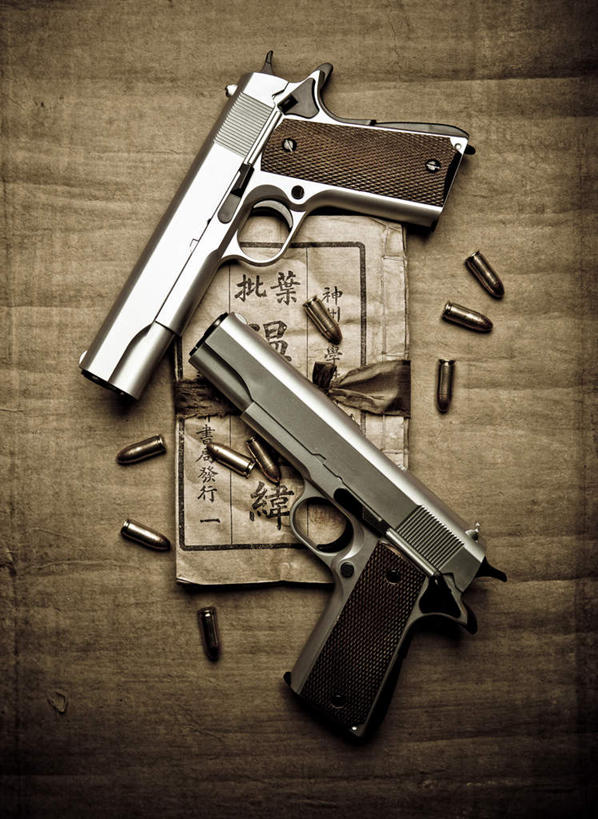 无人,竖图,俯视,室外,特写,白天,神秘,竞争,桌面,桌子,静物,对抗,阴影,冲突,反射,木制,标志,木纹,丝绸,丝带,文字,影子,字符,缎带,记事本,两把,痕迹,破坏,标识,绸带,本子,笔记本,木制品,汉字,武器,战争,手枪,子弹,损坏,攻击,威胁,对立,矛盾,秘密,中文,兵器,机密,防御,枪弹,敌对,挫败,斗争,抗拒,抗衡,杀伤,威慑,国文,华文,奥秘,机要,诡秘,危险,彩图,高角度拍摄