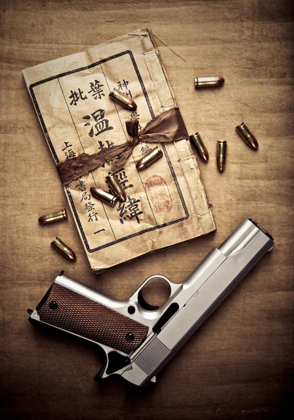 无人,竖图,俯视,室外,特写,白天,神秘,竞争,桌面,桌子,静物,一把,对抗,阴影,冲突,反射,木制,标志,木纹,丝绸,丝带,文字,影子,字符,缎带,记事本,痕迹,破坏,标识,绸带,本子,笔记本,木制品,汉字,武器,战争,手枪,子弹,损坏,攻击,威胁,对立,矛盾,秘密,中文,兵器,机密,防御,枪弹,敌对,挫败,斗争,抗拒,抗衡,杀伤,威慑,国文,华文,奥秘,机要,诡秘,危险,彩图,高角度拍摄