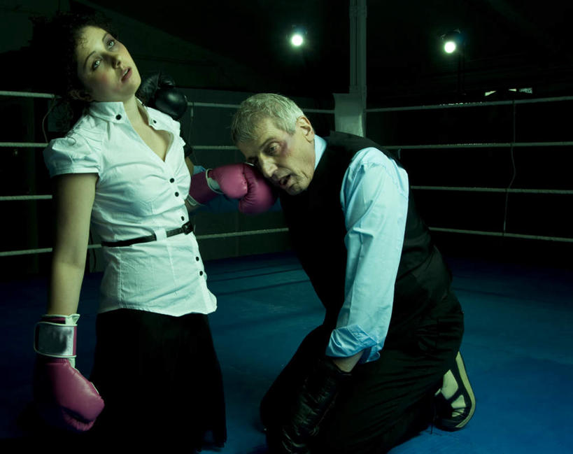 西方人,两个人,拳击手,跪,横图,室内,白天,正面,锻炼,安全,比赛,运动,拳击,欧洲,欧洲人,黑色背景,服装,防护,拳击手套,注视,休闲装,运动器械,衣服,手套,观察,看,休闲,休闲服,健身器械,摄影,服饰,影棚,观看,保护,察看,关注,保险,健身器材,拳击台,保全,周全,安稳,安定,防护手套,平安,体育,男人,男性,女人,女性,中年男性,中年女性,白种人,拳击家,拳击运动员,跪着,半身,彩图,影棚拍摄,健身,拍摄,运动器材