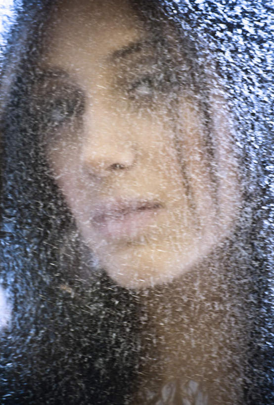 西方人,脸,头,脸颊,脖子,一个人,站,竖图,室外,特写,白天,正面,水,雨,暴雨,大雨,玻璃,欧洲,欧洲人,仅一个年轻女性,仅一个女性,仅一个人,飞溅,朦胧,模糊,溅,液体,水滴,注视,玻璃制品,水珠,观察,看,站着,观看,细雨,察看,关注,喷洒,年轻女性,女人,女性,白种人,头部,脖,颈,颈部,脸部,脸蛋,面部,小雨,站立,半身,彩图