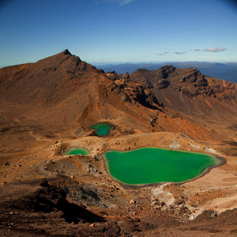 无人,方图,俯视,室外,白天,旅游,度假,湖,湖泊,火山,石头,美景,山,山脉,水,新西兰,阴影,光线,化学,矿石,石子,影子,湖面,景观,山顶,山峰,水流,水面,云,云朵,山峦,云彩,娱乐,蓝色,白云,蓝天,天空,阳光,自然,晶体,湖水,群山,天,享受,休闲,景色,放松,晴朗,自然风光,大洋洲,沉积岩,纽西兰,长白云之乡,颠峰,极峰,矿物质,硫磺,硫黄,水成岩,活火山,石块,死火山,休眠火山,岩石,晴空,彩图,高角度拍摄