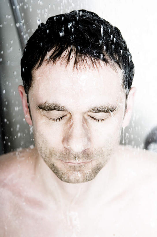 西方人,脸,头,脸颊,脖子,一个人,站,闭眼,竖图,俯视,室内,特写,白天,洗澡,水,欧洲,欧洲人,仅一个男性,仅一个人,仅一个中年男性,飞溅,朦胧,模糊,溅,液体,水滴,干净,裸露,肩膀,水珠,清洁,站着,享受,健康,放松,保健,卫生,喷洒,裸,泡汤,男人,男性,中年男性,白种人,头部,脖,颈,颈部,脸部,脸蛋,面部,闭眼睛,闭着眼,闭着眼睛,站立,半身,彩图,高角度拍摄,沐浴