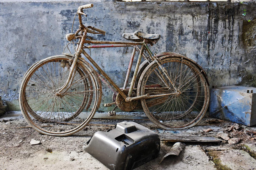 无人,横图,室外,白天,正面,自行车,两辆,阴影,破旧,陈旧,生锈,光线,影子,墙,墙壁,墙面,车,脚踏车,阳光,后备箱,交通工具,肮脏,腐蚀,侵蚀,载具,邋遢,龌龊,污秽,腐化,锈迹斑斑,彩图