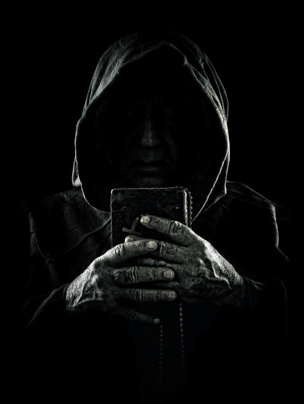 西方人,一个人,站,竖图,室内,白天,正面,欧洲,欧洲人,仅一个男性,仅一个人,握,黑色背景,十字架,拿,拿着,注视,观察,看,站着,仅一个老年男性,握着,摄影,宗教,影棚,观看,察看,基督,基督教,关注,天主教,耶稣,斗篷,救世主,基利斯督,弥赛亚,默西亚,大氅,老年男性,男人,男性,白种人,站立,半身,彩图,影棚拍摄,拍摄