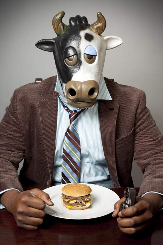 西方人,一个人,商务人士,商务男性,坐,竖图,室内,白天,正面,衬衫,化妆,美容,烹饪,西餐,餐桌,房间,桌子,餐具,欧洲,欧洲人,仅一个男性,仅一个人,仅一个中年男性,护肤,握,阴影,套装,光线,碟子,面具,盘,影子,墙,灯光,汉堡,料理,食品,领带,拿,拿着,注视,菜肴,美食,墙壁,墙面,食物,一个,盘子,碟,快餐,观察,看,保养,享受,休闲,放松,西式,握着,保健,佳肴,单个,餐台,观看,察看,象征,庄重,关注,商务装,身份,工薪阶层,西式快餐,垃圾食品,养颜,正式,地位,手榴弹,男人,男性,中年男性,白种人,白领,上班族,坐着,半身,彩图,衬衣