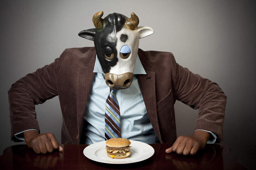 西方人,一个人,商务人士,商务男性,坐,横图,室内,白天,正面,衬衫,烹饪,西餐,餐桌,桌子,牛,餐具,欧洲,欧洲人,仅一个男性,仅一个人,撑,绿色背景,花纹,套装,碟子,面具,盘,汉堡,料理,食品,注视,牛头,菜肴,美食,食物,仅一个年轻男性,动物,盘子,碟,快餐,观察,看,家畜,西式,摄影,牲畜,佳肴,影棚,餐台,观看,察看,撑着,关注,斑纹,商务装,工薪阶层,西式快餐,垃圾食品,男人,男性,年轻男性,白种人,白领,上班族,奶牛,坐着,半身,彩图,影棚拍摄,衬衣,拍摄