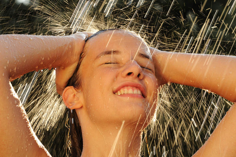 西方人,脸,头,脸颊,脖子,手,一个人,站,闭眼,笑,微笑,露齿笑,横图,室外,特写,白天,正面,水,植物,欧洲,欧洲人,仅一个年轻女性,仅一个女性,仅一个人,阴影,飞溅,溅,光线,液体,影子,水滴,肩膀,水珠,树,树木,绿色,阳光,自然,站着,手部,生长,成长,双手抱头,喷洒,年轻女性,女人,女性,白种人,头部,脖,颈,颈部,脸部,脸蛋,面部,闭眼睛,闭着眼,闭着眼睛,站立,半身,彩图