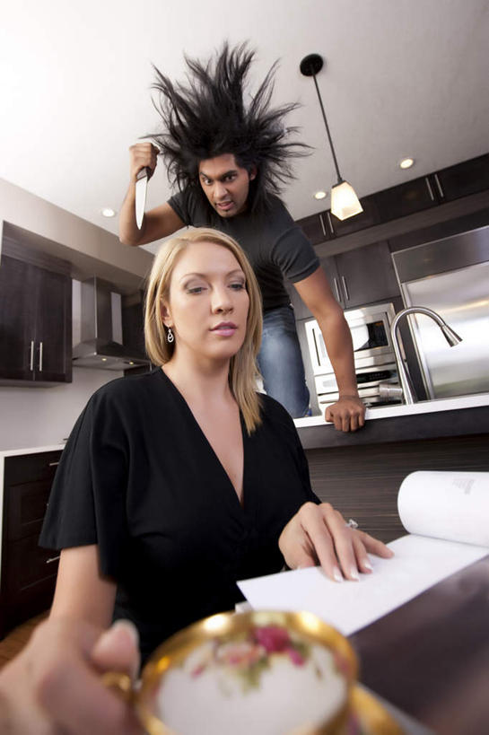 西方人,两个人,坐,攀登,竖图,室内,白天,仰视,照明,欧洲,欧洲人,阴影,服装,光线,材料,档案,文件,影子,灯光,注视,休闲装,顶灯,灯,衣服,资料,灯具,观察,看,休闲,休闲服,爬,服饰,观看,照亮,察看,打击,照明设备,关注,文档,爆炸头,偷袭,进攻,男人,男性,年轻男性,年轻女性,女人,女性,白种人,攀爬,坐着,半身,彩图,低角度拍摄