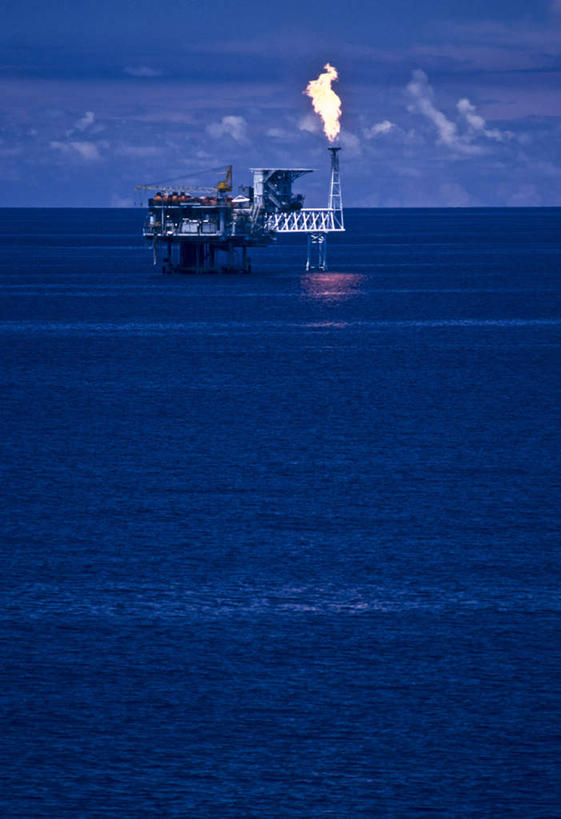 无人,竖图,室外,白天,正面,旅游,度假,热情,海浪,海洋,美景,日落,火,波纹,火焰,景观,浪花,晚霞,霞光,落日,涟漪,燃烧,娱乐,蓝色,蓝天,水纹,天空,自然,海水,黄昏,波浪,天,享受,休闲,景色,彩霞,放松,自然风光,油井,钻井,海景,钻井平台,水晕,夕照,大海,风浪,海,海水的波动,近岸浪,涌浪,夕阳,彩图,火炬塔,斜阳