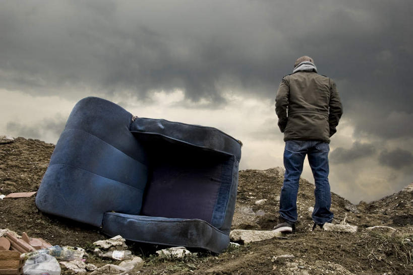 西方人,一个人,站,横图,室外,白天,失败,山,山脉,沙发,欧洲,欧洲人,仅一个男性,仅一个人,服装,沮丧,破旧,陈旧,山峰,云,云朵,山峦,凌乱,云彩,注视,休闲装,废墟,仅一个年轻男性,背面,衣服,蓝色,白云,蓝天,天空,群山,天,观察,看,站着,休闲,难受,休闲服,无奈,服饰,肮脏,晴朗,观看,失望,悲伤,察看,混乱,伤心,难过,关注,失落,布艺沙发,颓废,邋遢,双手抄兜,双手放兜,挫败,受挫,落败,落空,错过,失足,失意,失策,失算,颓丧,衰颓,悲哀,懊丧,颓靡,气馁,丧气,纷乱,缭乱,庞杂,龌龊,污秽,哀痛,悲戚,悲痛,败北,挫折,失利,男人,男性,年轻男性,白种人,晴空,插兜,两手抄兜,两手放兜,手插兜,手放口袋,站立,彩图,全身,手抄兜