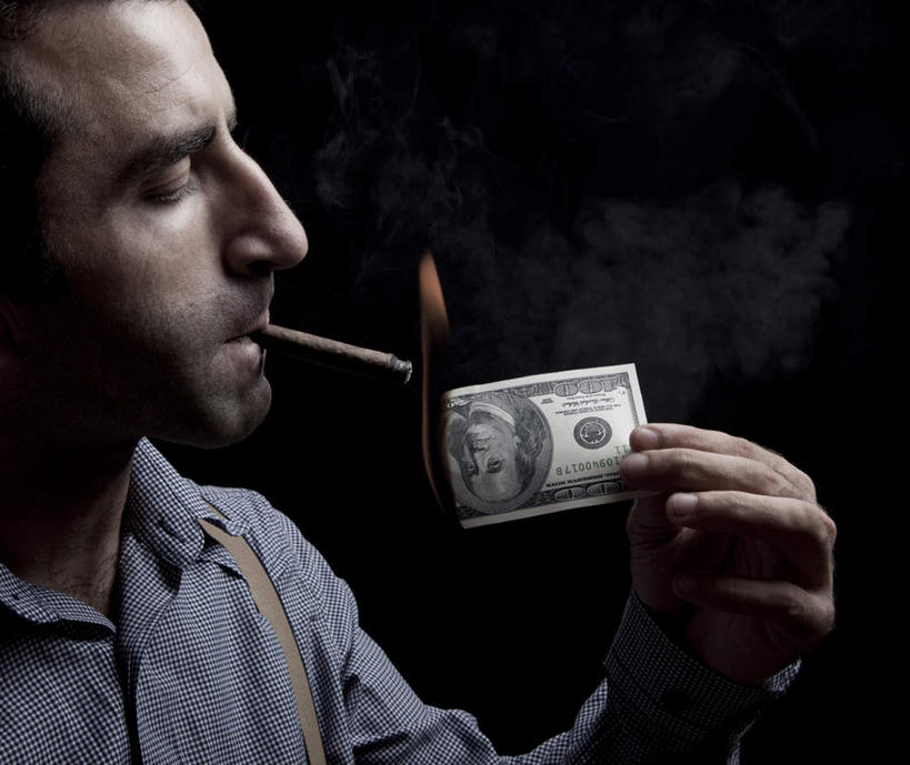 西方人,一个人,吸烟,横图,室内,白天,侧面,衬衫,钱,美元,香烟,欧洲,欧洲人,仅一个男性,仅一个人,黑色背景,钱币,美金,拿,拿着,注视,仅一个年轻男性,观察,看,烟,钞票,金融,纸币,摄影,影棚,经济,观看,察看,点火,关注,流通,纸钞,贸易,焚烧,货币,现金,男人,男性,年轻男性,白种人,美国人,卷烟,烟草,纸烟,抽烟,半身,彩图,影棚拍摄,衬衣,拍摄