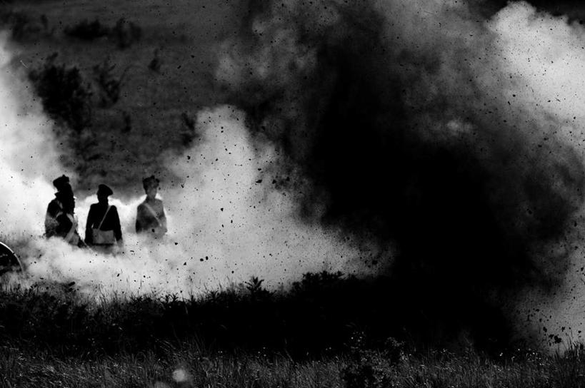 西方人,三个人,横图,黑白,室外,白天,正面,制服,爆炸,草地,草坪,植物,欧洲,欧洲人,泥土,土壤,草,衣服,绿色,战争,军人,军装,军服,战斗,部队,军队,战役,男人,男性,中年男性,白种人,全身