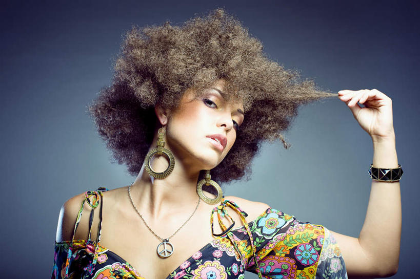 西方人,一个人,站,举,横图,室内,白天,正面,项链,欧洲,欧洲人,仅一个年轻女性,仅一个女性,仅一个人,倾斜,注视,装饰品,耳环,饰品,首饰,观察,看,托,站着,摄影,影棚,观看,察看,关注,歪斜,耳饰,格式,年轻女性,女人,女性,白种人,卷发,花式,举起,举手,举着,向上举,向上伸,向上托,站立,半身,彩图,影棚拍摄,拍摄