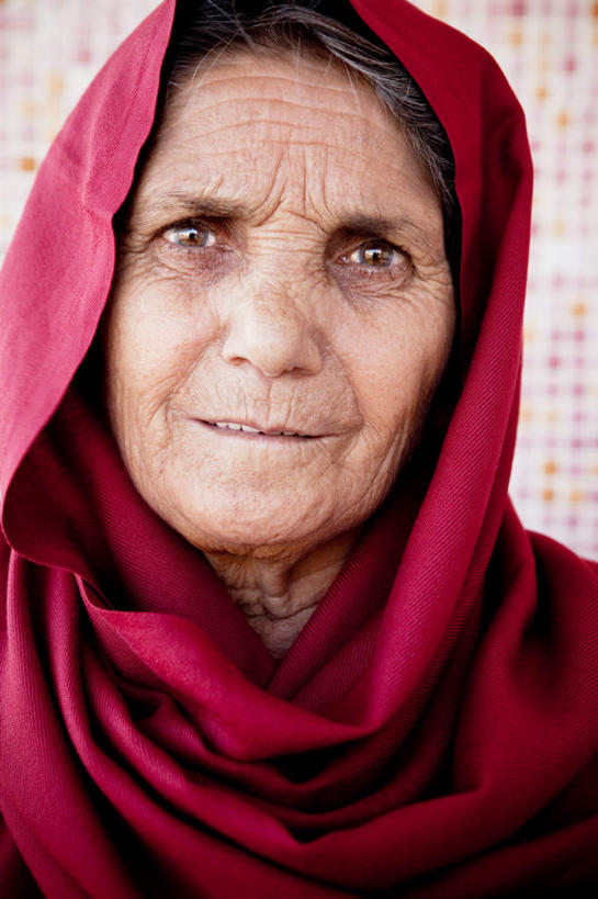 东方人,一个人,笑,微笑,露齿笑,竖图,室内,特写,白天,正面,兴奋,热情,亚洲,仅一个女性,仅一个人,朦胧,模糊,开放,注视,黄种人,老人,红色,观察,看,健康,温暖,奔放,活力,积极,激情,仅一个老年女性,朝气,观看,暖色,吉祥,察看,生命,关注,饱满,革命,热烈,赤色,充实,斗志,喜气,主动,白叟,阿拉伯,老年女性,女人,女性,亚洲人,半身,彩图,欢乐