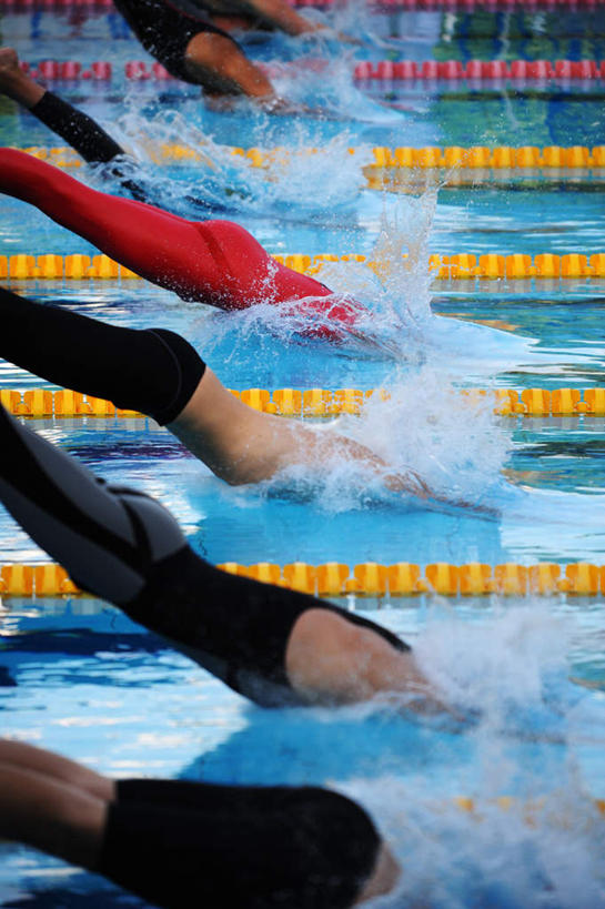 游泳,西方人,体育馆,游泳池,竖图,俯视,室内,白天,锻炼,快乐,比赛,运动,竞争,水,欧洲,欧洲人,液体,水池,水滴,水面,许多人,娱乐,泳池,一群人,休闲,游泳衣,游泳馆,体育运动,泅水,拍浮,体育,男人,男性,年轻男性,白种人,半身,彩图,高角度拍摄,健身