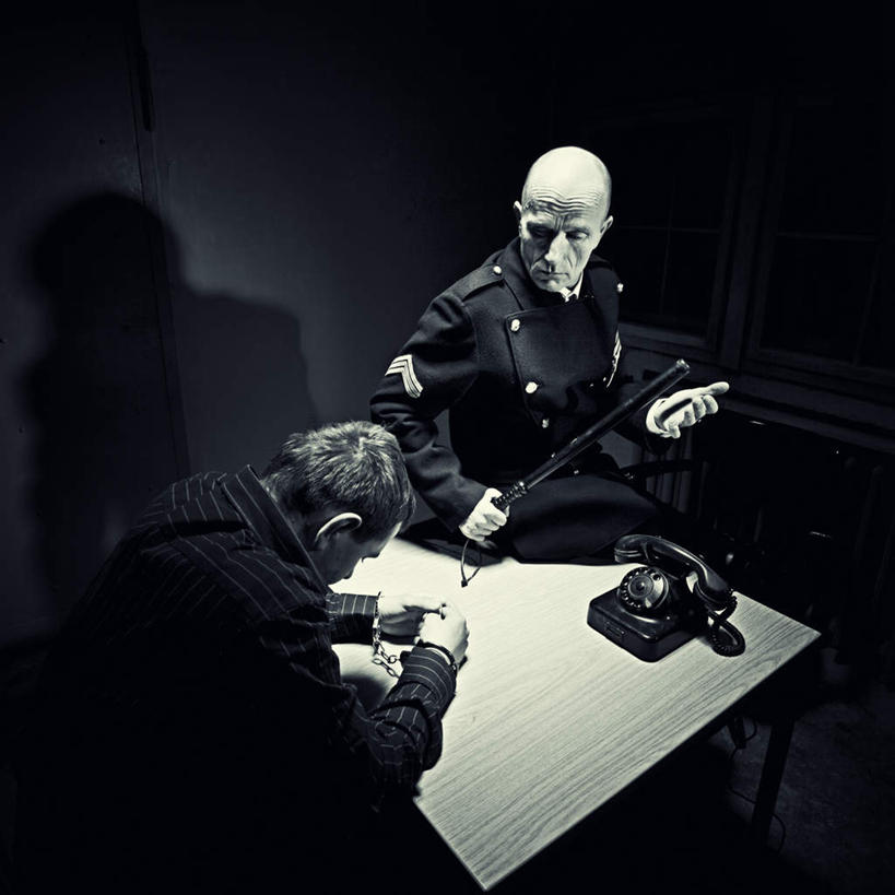 西方人,秃头,两个人,警察,警卫,打电话,方图,黑白,室内,白天,正面,桌子,电话,手机,手铐,欧洲,欧洲人,关闭,阴影,黑色背景,反射,工具,影子,注视,通讯设备,观察,看,摄影,影棚,观看,禁止,察看,捕捉,逮捕,拘捕,束缚,罪犯,关注,限制,捕获,审问,警具,警械,押解,缉捕,搜捕,捉拿,拘留,拘系,拘押,拘禁,禁制,交流,男人,男性,中年男性,白种人,光头,无发,保安,警卫员,看守,卫兵,沟通,通话,半身,影棚拍摄,拍摄