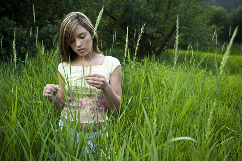 西方人,一个人,站,横图,室外,白天,正面,T恤衫,草地,美景,树林,植物,欧洲,欧洲人,仅一个年轻女性,仅一个女性,仅一个人,握,景观,拿,T恤,拿着,注视,狗尾巴草,草,树,树木,绿色,自然,观察,看,站着,狗尾草,景色,握着,生长,成长,观看,察看,关注,自然风光,绿狗尾草,谷莠子,年轻女性,女人,女性,白种人,站立,半身,彩图
