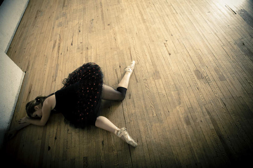 西方人,一个人,跳舞者,健身房,躺,横图,俯视,室内,白天,裙子,地板,鞋子,欧洲,欧洲人,仅一个年轻女性,仅一个女性,仅一个人,连衣裙,地面,木地板,短裙,吊带裙,舞鞋,芭蕾舞鞋,芭蕾鞋,舞蹈室,舞蹈房,练功房,芭蕾舞裙,芭蕾裙,足尖鞋,卧着,年轻女性,女人,女性,白种人,舞蹈家,舞蹈演员,舞者,躺着,卧,彩图,高角度拍摄,全身,健身馆