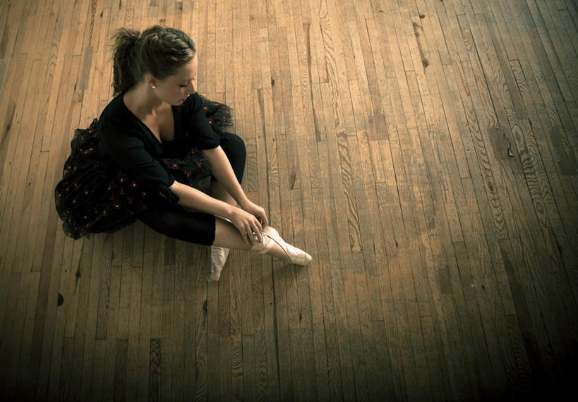 西方人,一个人,跳舞者,健身房,坐,横图,俯视,室内,白天,裙子,地板,鞋子,欧洲,欧洲人,仅一个年轻女性,仅一个女性,仅一个人,地面,注视,木地板,观察,看,短裙,观看,察看,舞鞋,关注,芭蕾舞鞋,芭蕾鞋,舞蹈室,舞蹈房,练功房,芭蕾舞裙,芭蕾裙,足尖鞋,年轻女性,女人,女性,白种人,舞蹈家,舞蹈演员,舞者,坐着,彩图,高角度拍摄,全身,健身馆