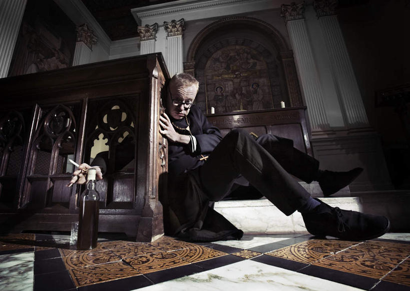 葡萄酒,西方人,手,一个人,教堂,坐,吸烟,横图,室内,白天,正面,神秘,地板,门,香烟,雕塑,欧洲,欧洲人,仅一个男性,仅一个人,仅一个中年男性,握,阴影,艺术,装饰,反射,长袍,雕刻,雕像,十字架,眼镜,影子,墙,地面,酒类,拿,拿着,注视,木地板,墙壁,墙面,酒,饮料,黑色,工艺品,橱柜,门框,观察,看,靠,靠着,手部,烟,握着,宗教,信仰,观看,纪念,严肃,美术,察看,一瓶,庄重,关注,主题,近视眼镜,陈列,信念,含蓄,功能,美学,沉静,中间色,醉酒,男人,男性,中年男性,白种人,卷烟,烟草,纸烟,抽烟,坐着,半身,彩图,大教堂,礼拜堂