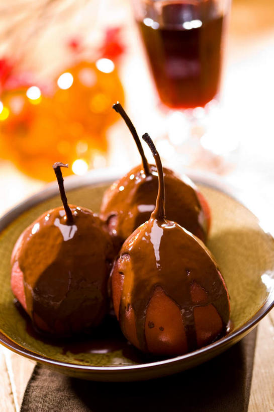 葡萄酒,无人,竖图,室内,特写,白天,正面,桌面,桌子,梨,水果,阴影,朦胧,模糊,新鲜,反射,木制,影子,陶瓷,生食,食品,糖,糖果,甜点,甜品,果实,陶瓷制品,酒类,一杯,酒,食物,饮料,木制品,容器,碗,甜食,巧克力,香梨,有机食品,绿色食品,储藏,朱古力,储存,巧克力沙司,生梨,彩图,贮存