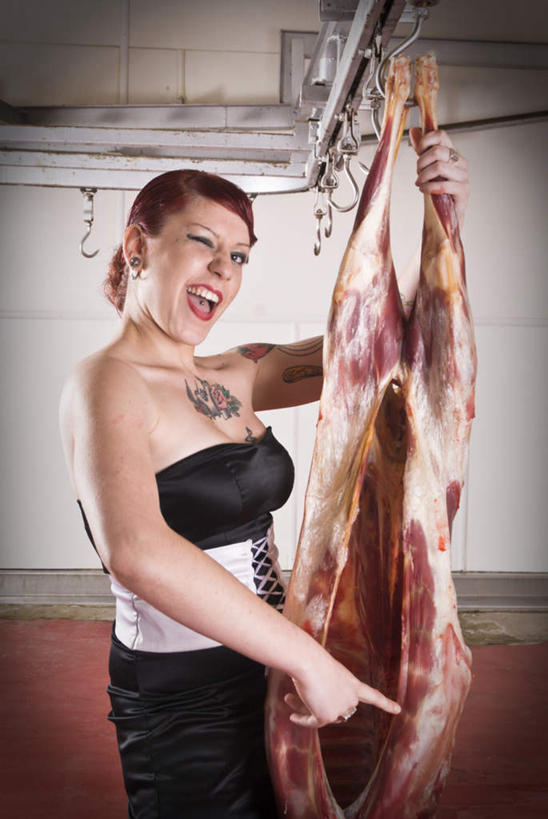 西方人,手,一个人,站,笑,微笑,露齿笑,竖图,室内,白天,正面,裙子,时尚,地板,欧洲,欧洲人,仅一个年轻女性,仅一个女性,仅一个人,吊挂,握,悬挂,阴影,连衣裙,反射,影子,墙,肉,牛肉,挂钩,地面,挂,拿,拿着,注视,文化,肉类,纹身,木地板,墙壁,墙面,观察,看,站着,手部,个性,握着,信仰,观看,察看,指着,关注,刺青,追求,抛媚眼,想象,肉食,文身,勇气,崇拜,张扬,屠宰场,年轻女性,女人,女性,白种人,站立,半身,彩图