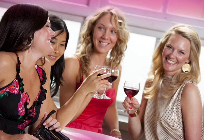 红酒,葡萄酒,东方人,西方人,笑,说,微笑,露齿笑,横图,室内,白天,正面,裙子,聚会,讨论,餐桌,窗户,桌子,欧洲,欧洲人,亚洲,连衣裙,墙,酒类,三杯,注视,黄种人,玻璃窗,墙壁,墙面,酒,饮料,观察,看,红葡萄酒,餐台,观看,察看,关注,集会,聚首,交流,白种人,亚洲人,沟通,讲话,交谈,商讨,说话,谈话,半身,彩图